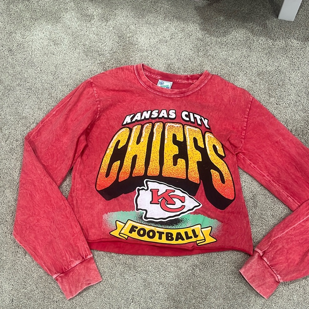 Red cropped long sleeve Kansas City CHEIFS gear.